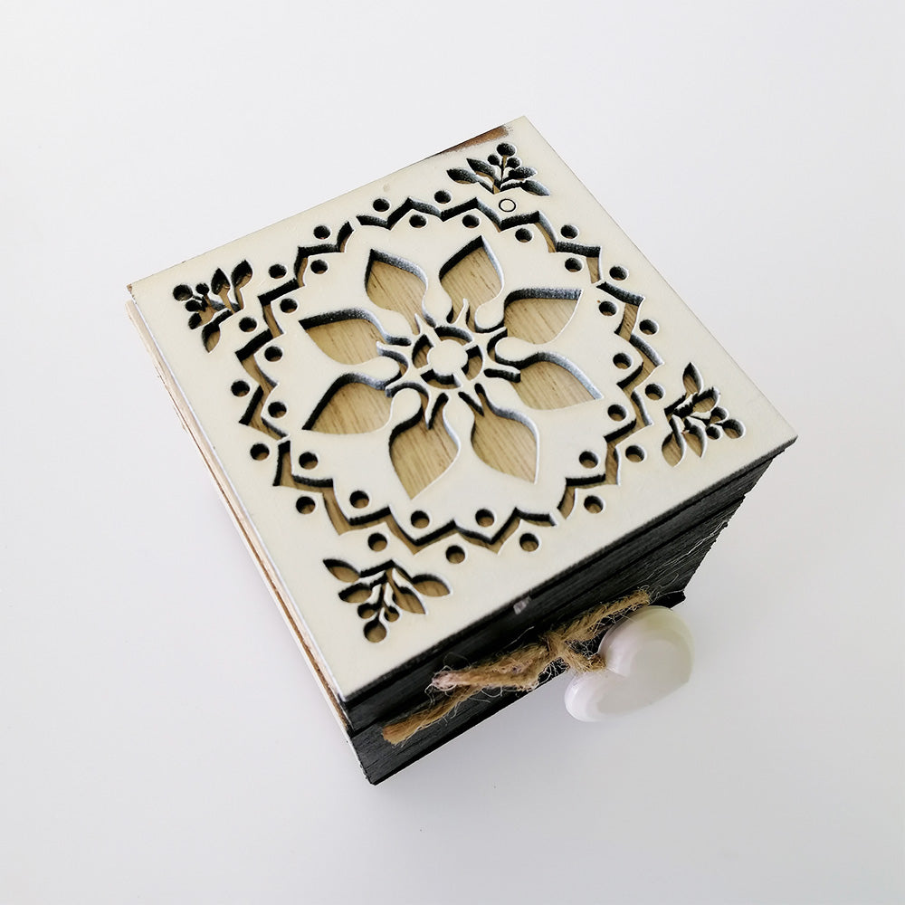 Box With White Floral Lid & Heart - Small