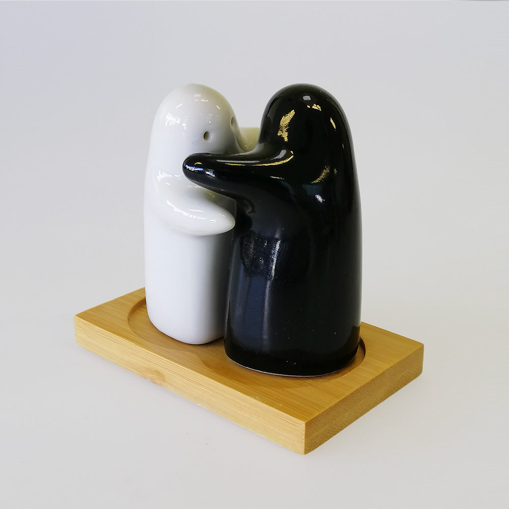 B&W 'Hug' - Salt & Pepper Set