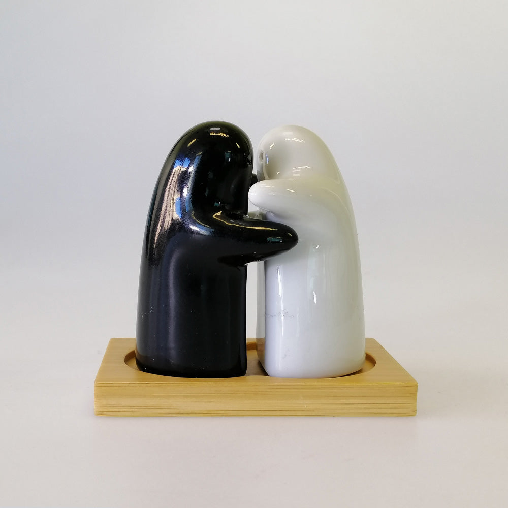 B&W 'Hug' - Salt & Pepper Set