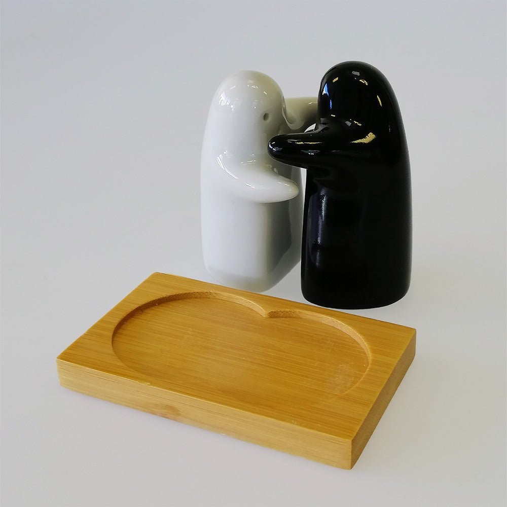 B&W 'Hug' - Salt & Pepper Set