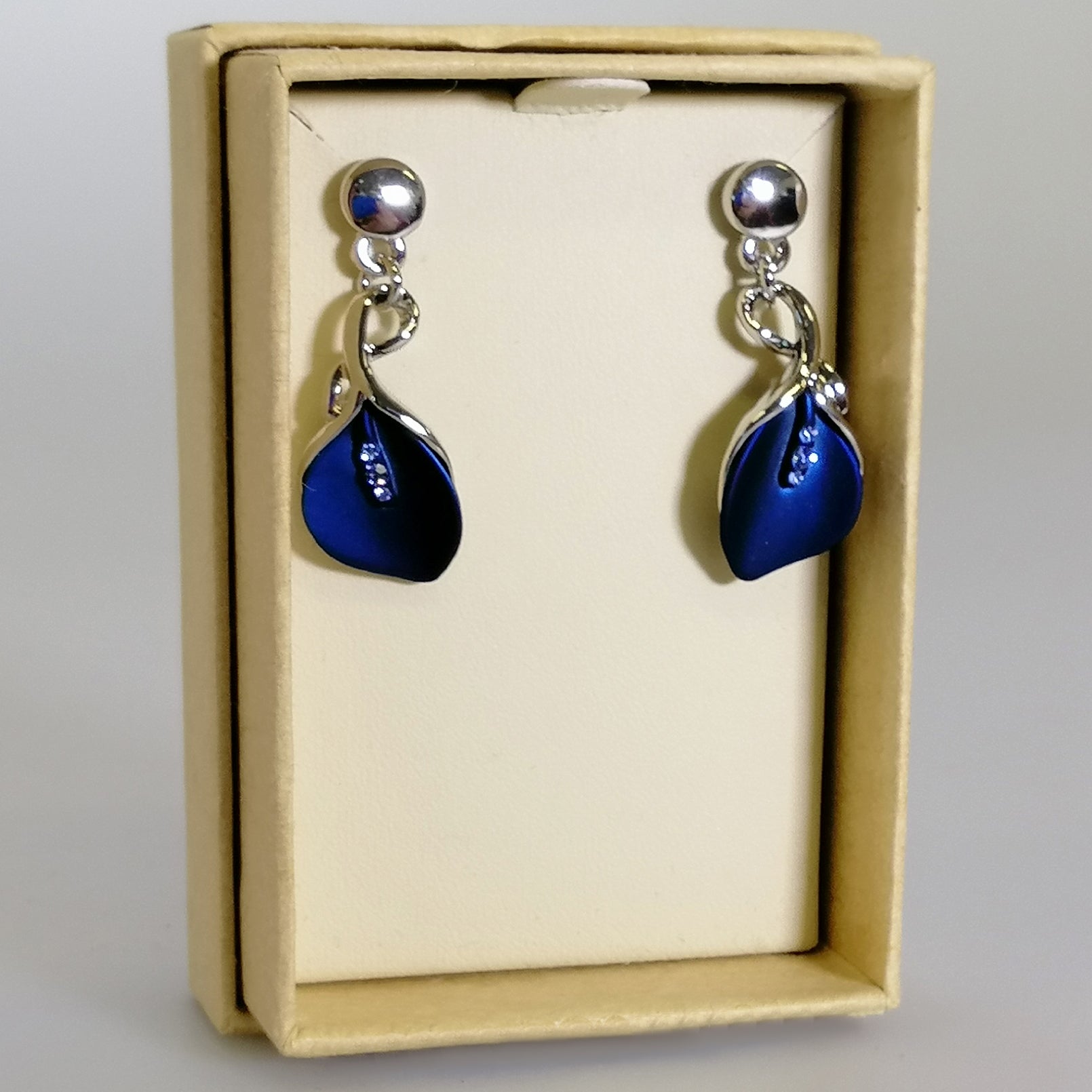 Kiwicraft - Navy Lily Rhodium Earrings