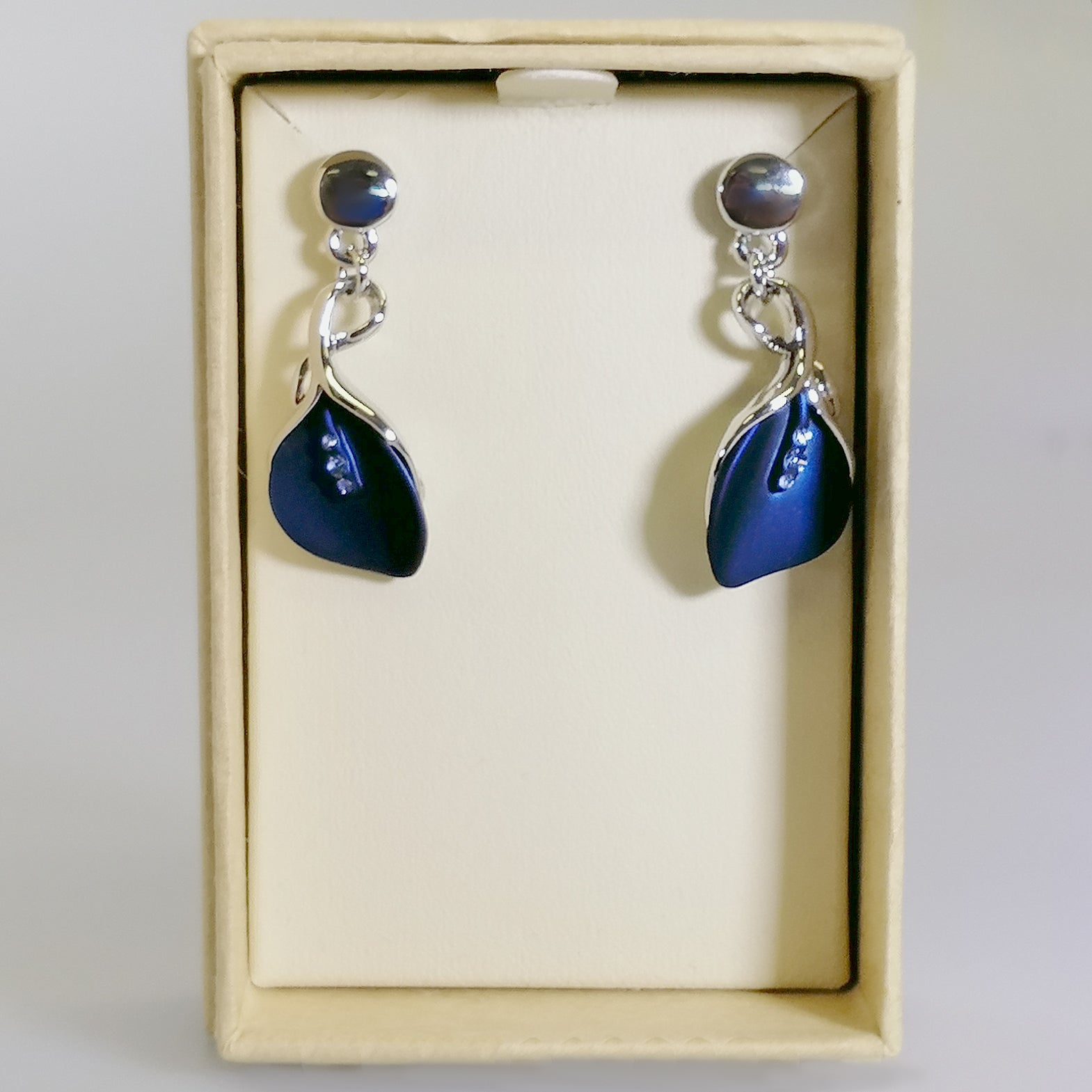 Kiwicraft - Navy Lily Rhodium Earrings