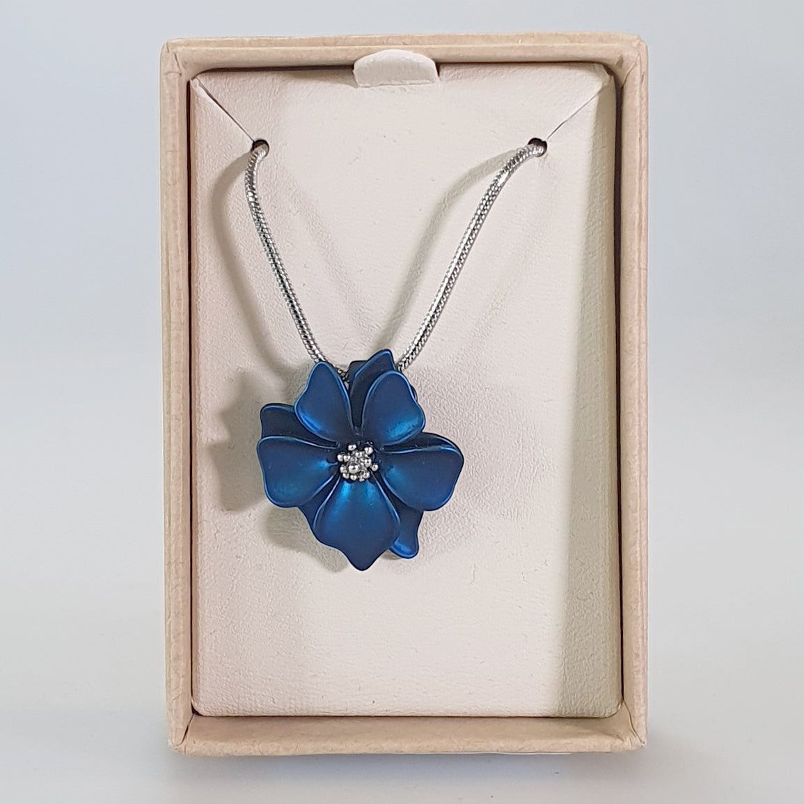 Kiwicraft - Navy Flower Rhodium Necklace