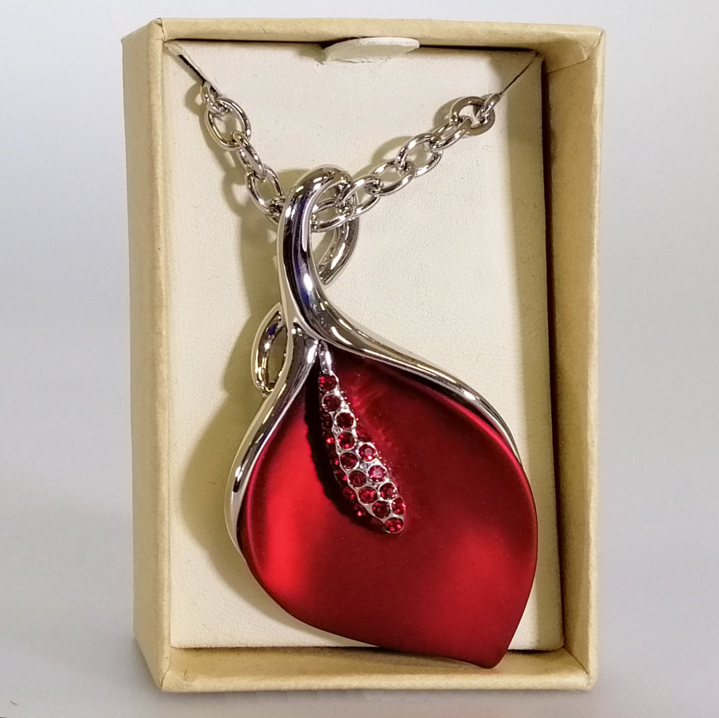 Kiwicraft - Red Lily Rhodium Necklace