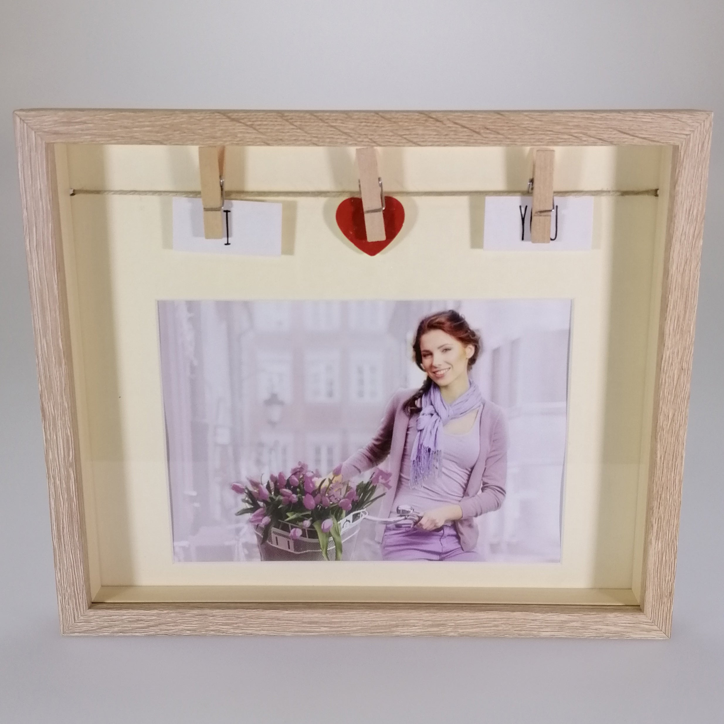 Photo frame online with pegs